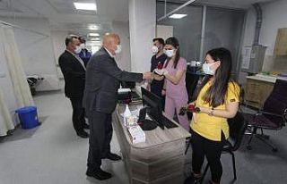 Başkan Pekmezci hemşirelere gül dağıttı