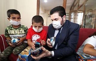 Başkan Sayan 250 çocuğa bayramlık dağıttı