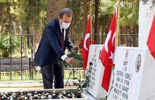 Başkan Seçer bayramın birinci gününde şehitliği...