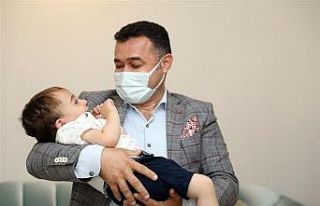 Başkan Yücel’den Ahmet bebeğin annesine anneler...