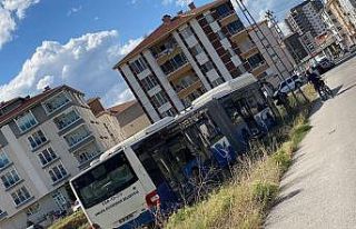 Başkent’te EGO otobüsü ile otomobil çarpıştı:...