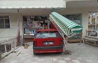 Başkent’te kontrolden çıkan otomobil tuhafiyeye...
