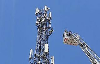 Baygınlık geçiren işçi 30 metrelik baz istasyonunda...