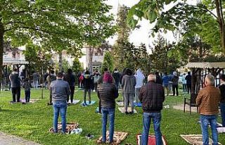 Bayram namazı bahçelerde kılındı