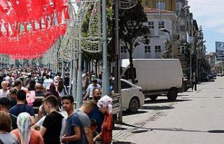 Bayram öncesi insan selinin oluştuğu o cadde boş...