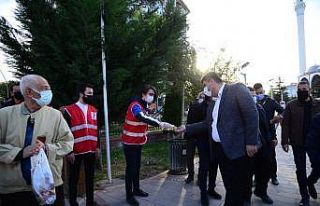 Bayram şekerleri Başkan Oğuz’dan
