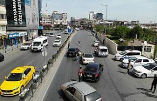 Bayrampaşa’da denetim noktasında araç kuyruğu...