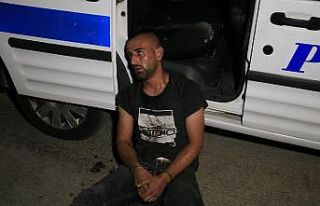 Bekçilerden kaçan şahıs bir evin bahçesinde saklanırken...