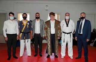 Belediye Başkanı ’Hilat Kaftanı’ giydi