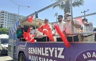 Belediye başkanı üstü açık otobüsle çocuklara...