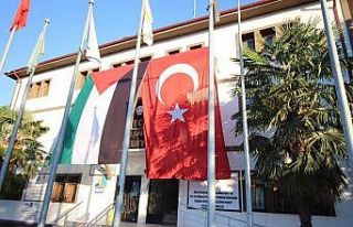 Belediye binasına Türk bayrağının yanına devasa...