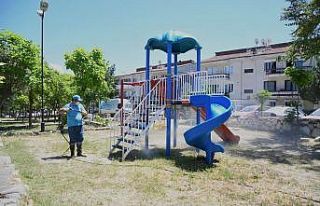 Belediye ekipleri Kuşadası’nı köşe bucak temizliyor