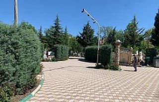 Belediye ekipleri mezarlıklarda bayram temizliği...