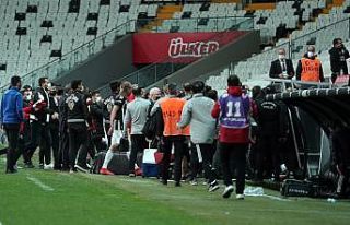 Beşiktaş’ta maç bitti, saha kenarı karıştı