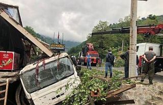Beton mikseri bakkal dükkanının üzerine devrildi:...