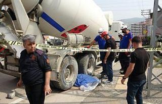 Beton mikseri sürücüsü kullandığı aracın altında...