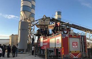 Beton mikserine sıkışan işçi feci şekilde can...