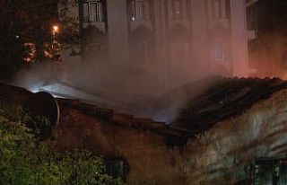 Beyoğlu’nda gecekonduda çıkan yangın geceyi...