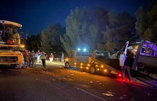 Biçerdöver ile kamyonet çarpıştı: 2 yaralı
