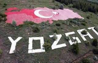 Bin 400 metrekare büyüklüğündeki Türk Bayrağını...