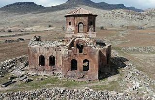 Bin 500 yıllık Kızıl Kilise ziyaretçilerini ağırlamaya...