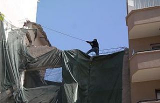 Bina yıkımında canlarını hiçe saydılar