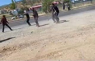 Bingöl’de kara yolunda taşlı sopalı kavga o...