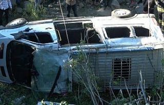 Bingöl’de minibüs şarampole yuvarlandı: 2’si...