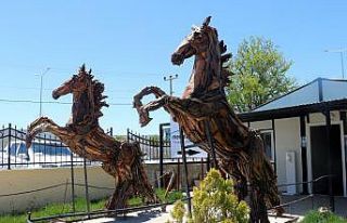 Binlerce odun parçası özenle seçildi, makine değmeden...