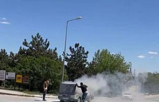 Bir anda alev alan araç kullanılamaz hale geldi