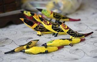 Bitki tohumlarından hayvan figürleri yapıyor