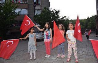Bitlis’te dev Türk bayrağı eşliğinde İstiklal...