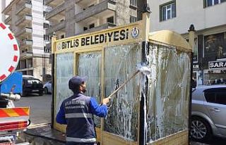 Bitlis’te otobüs durakları dezenfekte edildi