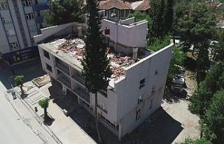 Boyabat’ta eski banka binasının yıkımına başlandı