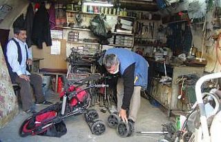 Bozulan bebek arabalarını onararak iki aileyi geçindiriyorlar