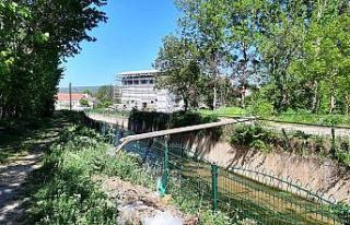 Bu da askıda telefon direği