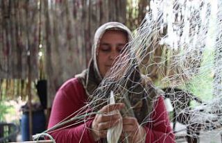 Bu kadınlar dantel yerine balık ağı örüyor