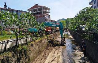 Bulancak’ta ilçe merkezinden geçen dere yatakları...