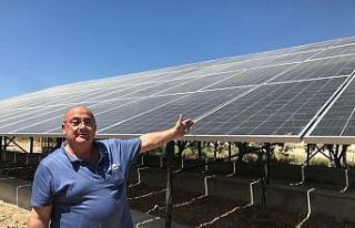 Buldan’da çiftçiler güneşten yararlanarak bahçelerini...