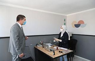 Burdur Belediyesi esnafa 2 bin adet bayrak dağıttı