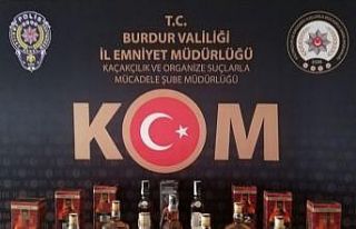 Burdur’da litrelerce kaçak içki ve 813 adet cinsel...