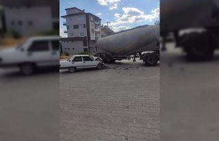 Burdur’da otomobil iş makinesine çarptı: 2 yaralı