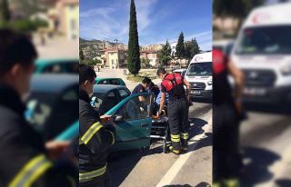 Burdur’da trafik kazasında otomobil devrildi: 2...