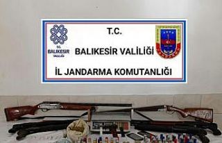 Burhaniye’de jandarma 8 uyuşturucu tacirini yakaladı