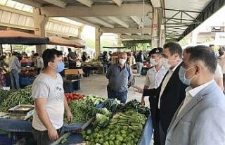 Burhaniye’de Kaymakam Memiş Pazar denetimine katıldı