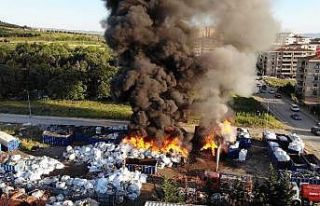 Bursa’da geri dönüşüm tesisindeki yangın kontrol...