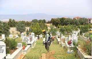 Büyükşehir mezarlıklarda bakım ve temizlik yapıyor