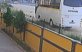 Caddede yürüyen kadının çantasını çalan kapkaççı...