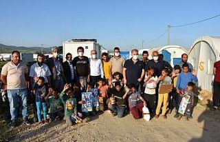 Çadırlarda yaşayan çocukların oyuncak sevinci