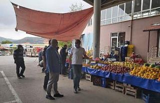 Çameli’de pazarda tezgah açan esnaflardan yer...